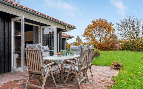 Ribanna - 650M from the Sea: Casa, Tetto, Casa, Zona Residenziale, Villetta, Porta, Estate, Cortile, Prato, Shade