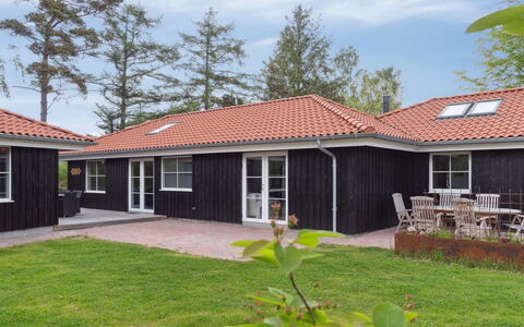 Ribanna - 650M from the Sea: Casa, Tetto, Casa, Zona Residenziale, Villetta, Porta, Estate, Cortile, Prato, Shade