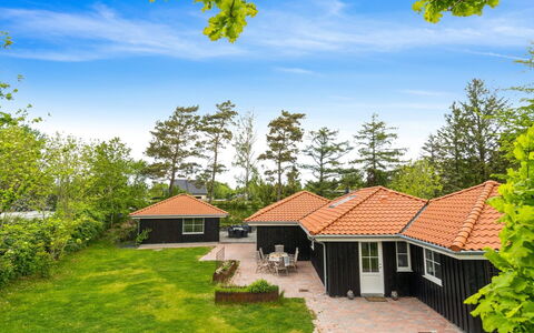 Ribanna - 650M from the Sea: Casa, Tetto, Casa, Zona Residenziale, Villetta, Porta, Estate, Cortile, Prato, Shade