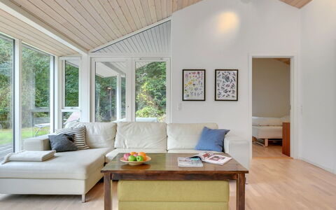 Heino - 3.5Km from the Sea: Mobilia, Interior Design, Pavimentazione, Legna, Pavimento, Soffitto, Pavimento In Legno, Sedia, Tavolo, Illuminazione