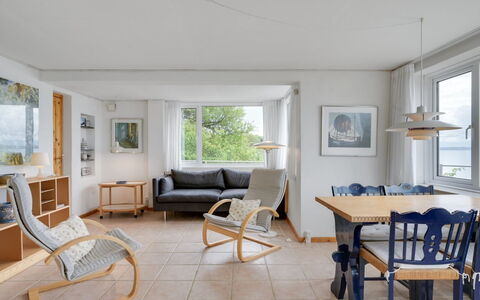 Grumme - 30M to the Fjord: Mobilia, Interior Design, Pavimentazione, Pavimento, Legna, Soffitto, Sedia, Divano, Camera, Soggiorno