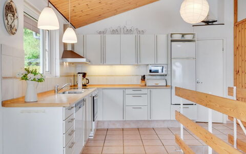 Grumme - 30M to the Fjord: Cucina, Controsoffitto, Interior Design, Pavimentazione, Elettrodomestico Da Cucina, Legna, Mobilia, Soffitto, Lampada, Cabinetry