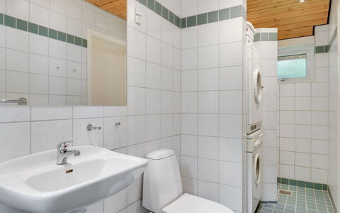 Grumme - 30M to the Fjord: Bagno, Idraulico Fixture, Lavandino Del Bagno, Lavello, Pavimentazione, Pavimento, Gabinetto, Interior Design, Toilet Seat, Rubinetto