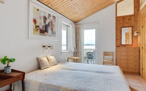 Grumme - 30M to the Fjord: Mobilia, Interior Design, Letto, Camera Da Letto, Parete, Pavimento, Pavimentazione, Legna, Soffitto, Camera