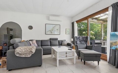 Gadde - 1Km from the Sea: Mobilia, Interior Design, Divano, Pavimentazione, Soggiorno, Legna, Pavimento, Camera, Soffitto