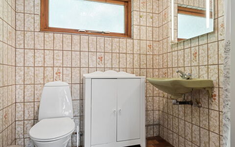 Gadde - 1Km from the Sea: Pavimentazione, Parete, Idraulico Fixture, Pavimento, Bagno, Interior Design, Lavello, Lavandino Del Bagno, Piastrella, Idraulico