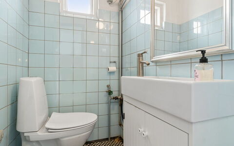 Gadde - 1Km from the Sea: Toilet Seat, Bagno, Gabinetto, Idraulico Fixture, Parete, Pavimentazione, Interior Design, Pavimento, Lavello, Lavandino Del Bagno