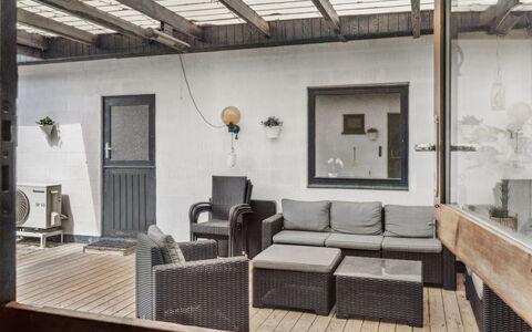 Gadde - 1Km from the Sea: Legna, Mobilia, Pavimento, Pavimentazione, Casa, Materiale Composito, Deck, Porta, Portico, Mobili Da Esterno