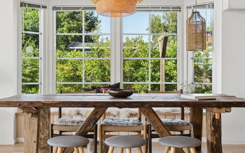 Bernadete - 50M to the Fjord: Mobilia, Legna, Tavolo, Cucina & Sala Da Pranzo Tavolo, Pavimentazione, Interior Design, Sala Da Pranzo, Pavimento, Sedia, Latifoglie