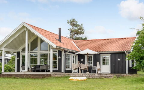Bernadete - 50M to the Fjord: Tetto, Casa, Lotto, Casa, Villetta, Estate, Edifici Giardino, Shade, Log Cabin, Landscaping