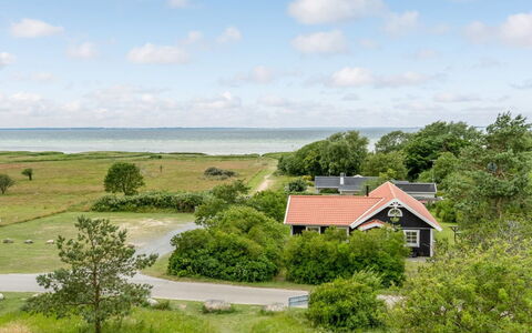 Bernadete - 50M to the Fjord: Tetto, Casa, Lotto, Casa, Villetta, Estate, Edifici Giardino, Shade, Log Cabin, Landscaping