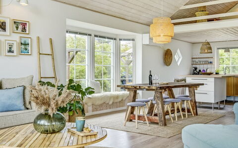 Bernadete - 50M to the Fjord: Mobilia, Interior Design, Legna, Pavimentazione, Soffitto, Sedia, Tavolo, Casa, Pavimento, Soggiorno