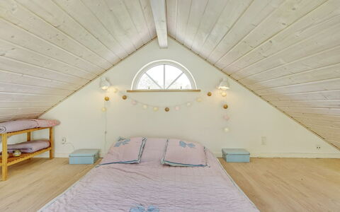 Bernadete - 50M to the Fjord: Pavimentazione, Pavimento, Interior Design, Legna, Soffitto, Camera Da Letto, Pavimento In Legno, Letto, Illuminazione, Mobilia