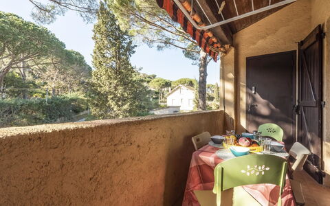 Gigaro Plage: Albero, Cielo, Costruzione, Legna, Shade, Pianta, Immobiliare, Tempo Libero, Paesaggio, Casa