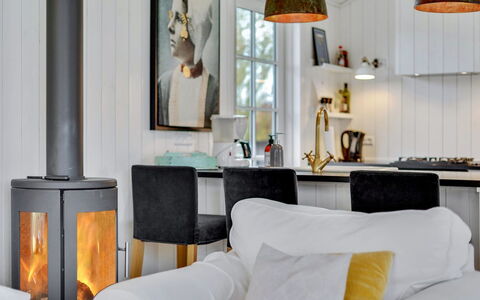 Mojsej: Mobilia, Interior Design, Pavimentazione, Casa, Illuminazione, Focolare, Soggiorno, Camera, Pavimento, Stufa A Legna