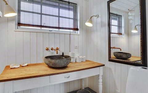 Mojsej: Idraulico Fixture, Lavandino Del Bagno, Parete, Bagno, Interior Design, Lavello, Specchio, Rubinetto, Idraulico, Lampada