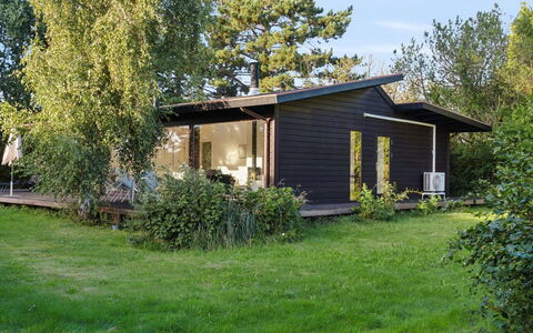 Erikka - 300M to the Fjord: Blu, Arbusto, Villetta, Groundcover, Giardino, Estate, Shade, Landscaping, Agriturismo, Eco Hotel