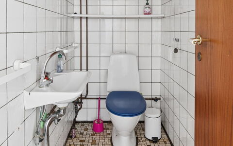 Carmen - 25M from the Sea: Toilet Seat, Bagno, Idraulico Fixture, Gabinetto, Pavimentazione, Lavello, Pavimento, Idraulico, Lavandino Del Bagno, Interior Design
