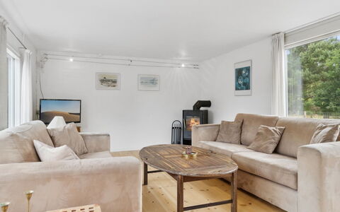 Hannelore - 700M from the Sea: Mobilia, Divano, Interior Design, Pavimentazione, Pavimento, Soggiorno, Legna, Camera, Soffitto