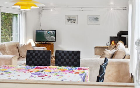 Hannelore - 700M from the Sea: Mobilia, Interior Design, Divano, Pavimentazione, Parete, Pavimento, Soggiorno, Soffitto, Legna, Lampada