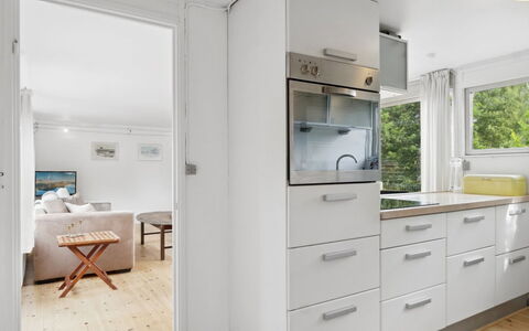 Hannelore - 700M from the Sea: Pavimentazione, Interior Design, Legna, Controsoffitto, Pavimento, Cabinetry, Cucina, Mobilia, Apparecchio Major, Elettrodomestico Da Cucina