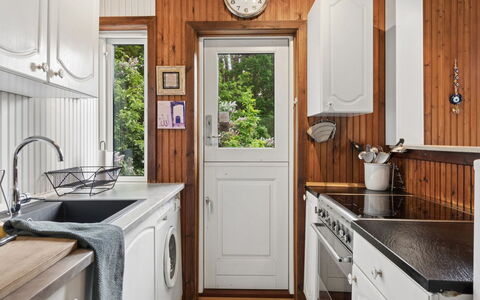Rietrikki - 1.5Km from the Sea: Pavimentazione, Legna, Cabinetry, Cucina, Controsoffitto, Interior Design, Pavimento, Elettrodomestico Da Cucina, Casa, Apparecchio Major