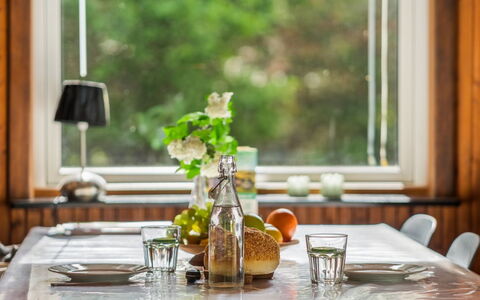 Rietrikki - 1.5Km from the Sea: Mobilia, Tavolo, Tavola, Interior Design, Serveware, Bicchiere, Bicchieri, Tovaglia, Cucina & Sala Da Pranzo Tavolo, Sala Da Pranzo