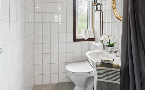 Rietrikki - 1.5Km from the Sea: Bagno, Interior Design, Toilet Seat, Gabinetto, Idraulico Fixture, Pavimentazione, Pavimento, Piastrella, Idraulico, Lavello