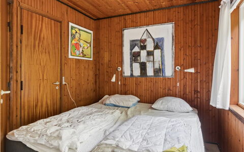 Rietrikki - 1.5Km from the Sea: Legna, Interior Design, Pavimentazione, Pavimento, Camera Da Letto, Letto, Soffitto, Lenzuolo, Mobilia, Camera