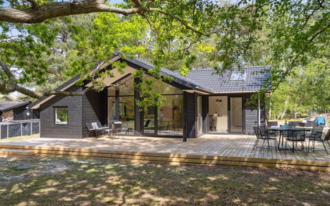 Miljanka - 175M from the Sea: Tetto, Casa, Lotto, Casa, Villetta, Estate, Edifici Giardino, Shade, Log Cabin, Landscaping