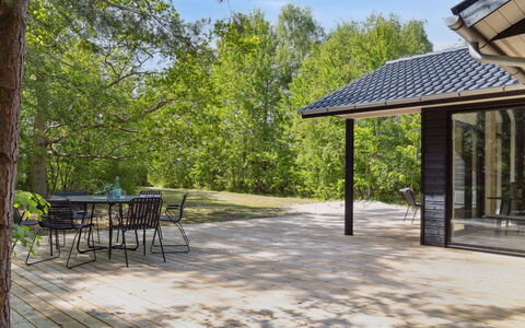 Miljanka - 175M from the Sea: Tetto, Casa, Lotto, Casa, Villetta, Estate, Edifici Giardino, Shade, Log Cabin, Landscaping
