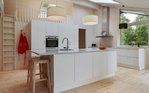 Efka - 175M from the Sea: Cucina, Pavimentazione, Controsoffitto, Mobilia, Interior Design, Pavimento, Legna, Lampada, Pavimento In Legno, Soffitto