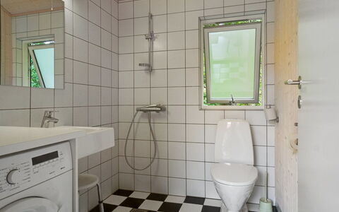 Efka - 175M from the Sea: Pavimentazione, Idraulico Fixture, Pavimento, Interior Design, Bagno, Gabinetto, Toilet Seat, Idraulico, Piastrella, Lavello