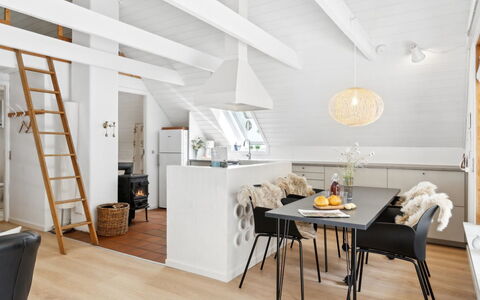Jörn - 800M from the Sea: Mobilia, Interior Design, Pavimentazione, Legna, Pavimento, Soffitto, Pavimento In Legno, Sedia, Tavolo, Illuminazione
