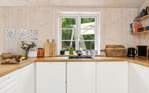 Grethe - 750M from the Sea: Legna, Pavimentazione, Cucina, Interior Design, Controsoffitto, Elettrodomestico Da Cucina, Pavimento, Mobilia, Cabinetry, Casa