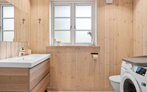 Grethe - 750M from the Sea: Pavimentazione, Pavimento, Legna, Idraulico Fixture, Interior Design, Mobiletto Del Bagno, Lavello, Bagno, Soffitto, Idraulico