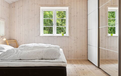 Grethe - 750M from the Sea: Legna, Pavimentazione, Pavimento, Interior Design, Camera Da Letto, Soffitto, Camera, Pavimento In Legno, Letto, Plank