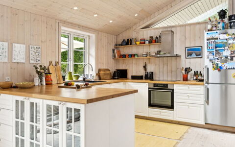 Grethe - 1Km from the Sea: Cucina, Elettrodomestico Da Cucina, Controsoffitto, Legna, Apparecchio Major, Pavimentazione, Mobilia, Interior Design, Soffitto, Cabinetry