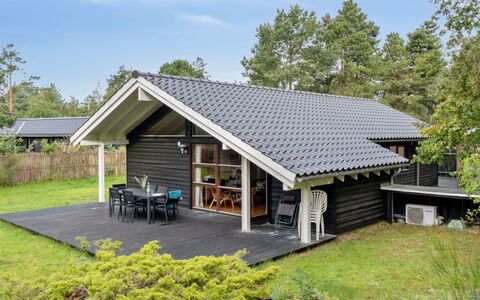 Wilgrib - 400M from the Sea: Tetto, Casa, Lotto, Casa, Villetta, Estate, Edifici Giardino, Shade, Log Cabin, Landscaping
