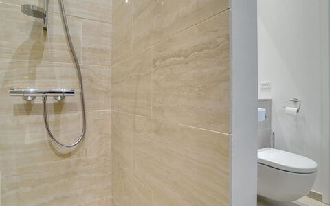 Rikkie - 150M to the Fjord: Bagno, Idraulico Fixture, Pavimentazione, Pavimento, Interior Design, Gabinetto, Idraulico, Piastrella, Rubinetto, Doccia