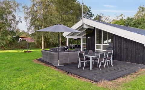Rik - 350M from the Sea: Zona Residenziale, Tetto, Sobborgo, Driveway, Estate, Camino