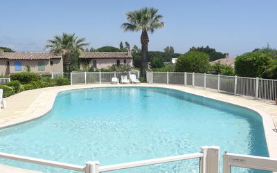 Saint-tropez 150: Acqua, Cielo, Pianta, Proprietà, Piscina, Costruzione, Albero, Azzurro, Shade, Mobili Da Esterno