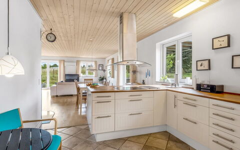 Ettie - 6Km from the Sea: Interior Design, Pavimentazione, Cucina, Mobilia, Controsoffitto, Pavimento, Legna, Soffitto, Lampada, Cabinetry