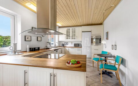 Ettie - 6Km from the Sea: Mobilia, Cucina, Interior Design, Pavimentazione, Controsoffitto, Legna, Soffitto, Cabinetry, Pavimento, Lampada