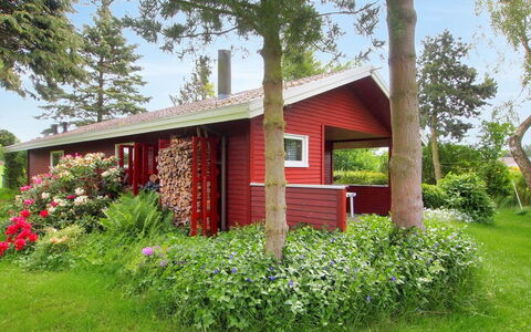 Thing - 200M from the Sea: Tetto, Casa, Lotto, Casa, Villetta, Estate, Edifici Giardino, Shade, Log Cabin, Landscaping