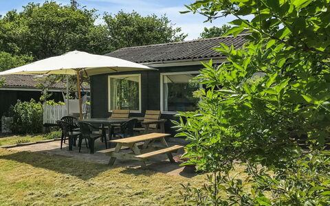 Vojo - 100M from the Sea: Tetto, Casa, Lotto, Casa, Villetta, Estate, Edifici Giardino, Shade, Log Cabin, Landscaping
