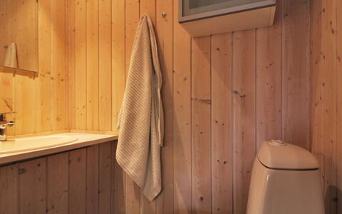 Vojo - 100M from the Sea: Parete, Legna, Pavimentazione, Pavimento, Idraulico Fixture, Interior Design, Bagno, Camera, Color Legno, Idraulico