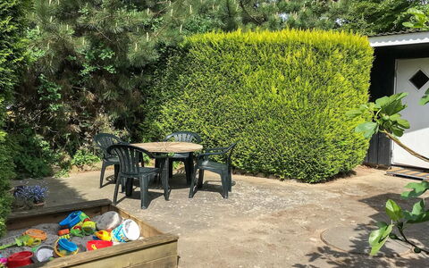 Vojo - 100M from the Sea: Arbusto, Giardino, Mobili Da Esterno, Hedge, Shade, Backyard, Landscaping, Cortile, Panchina, Tavolo Esterno
