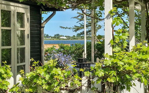 Vojo - 100M from the Sea: Tetto, Casa, Lotto, Casa, Villetta, Estate, Edifici Giardino, Shade, Log Cabin, Landscaping