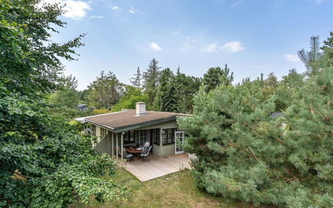 Sini - 300M from the Sea: Tetto, Casa, Casa, Villetta, Porta, Raccordo, Deck, Portico, Plank, Latifoglie